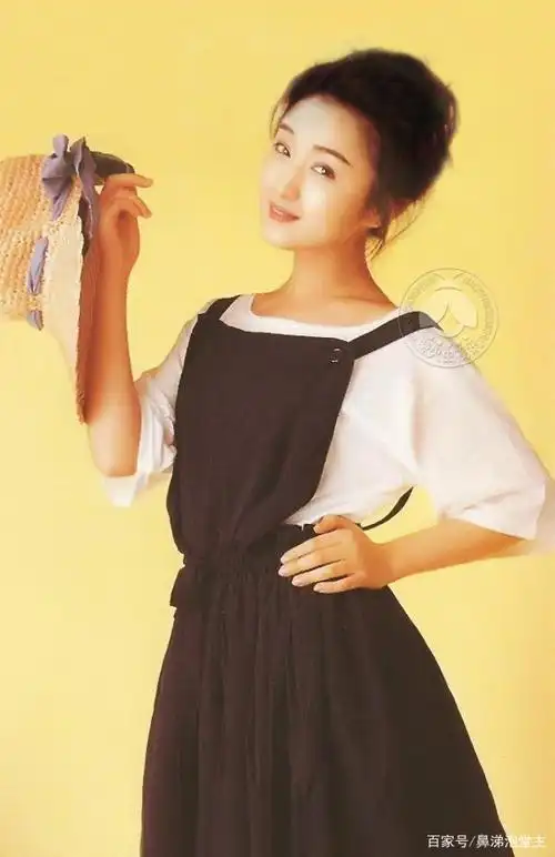 当年的杨钰莹究竟有多美一组少女背带裙旧照清纯玉女的标杆