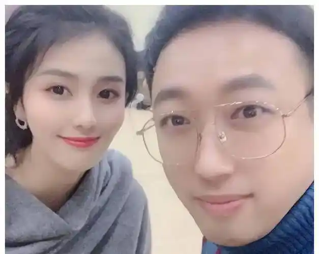 白鹿张凌赫恋情疑曝光,两人一夜未出,女方家长亲自去男方家接人_刘大