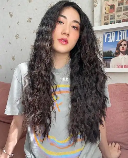 发型99就一定不能够落后长发的姐妹烫一个泡面卷可以瞬间将复古的