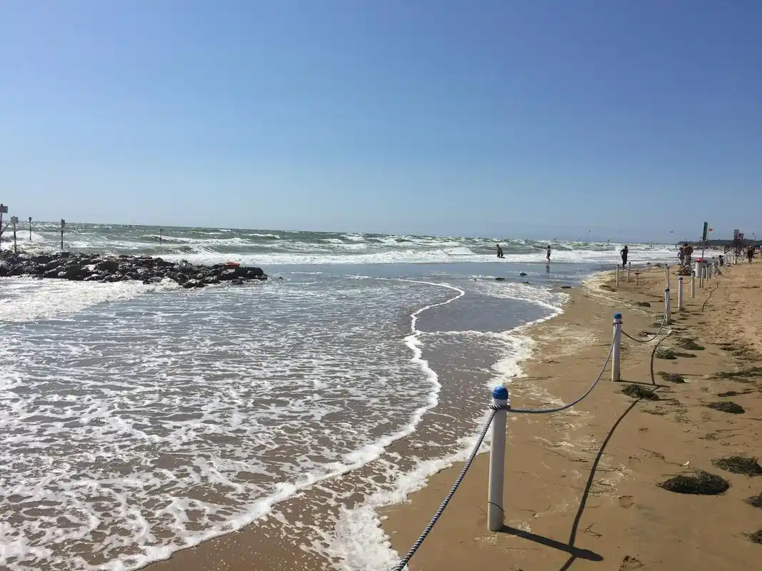 银沙滩位于山东省青岛市黄岛区连三岛路,南濒黄海,全长2000余米.