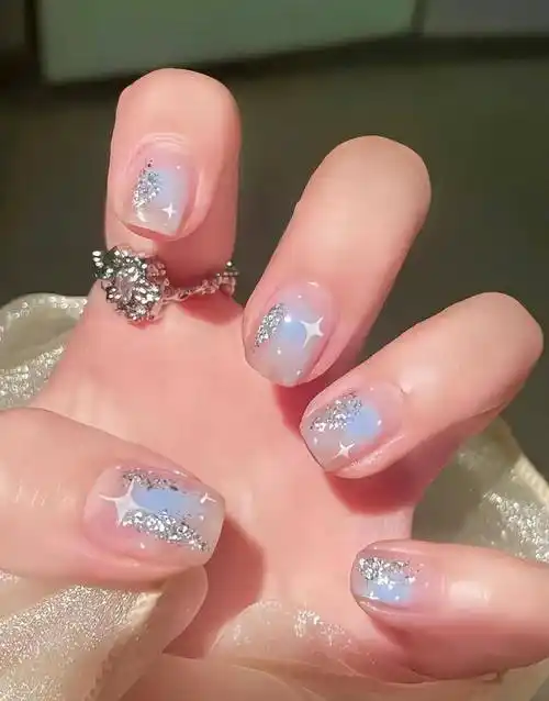 原创2024年最火美甲色彩蓝色美甲让你的指尖如天空般明朗