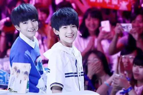 tfboys王俊凯 2014.8.28 年代秀.cr:logo