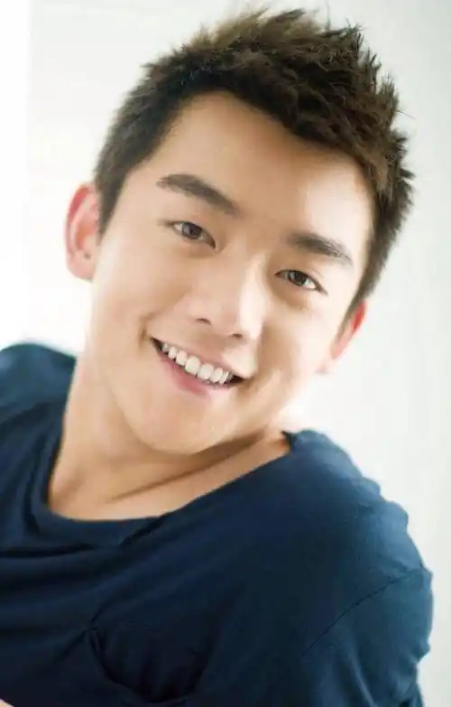 不知道大家看照片的时候感觉到郑恺的腿毛了没有呢?