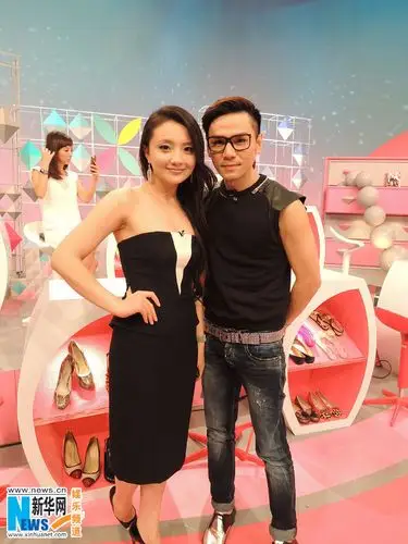 高清:孙茜黑白抹胸小短裙录节目 受蓝心湄欣赏