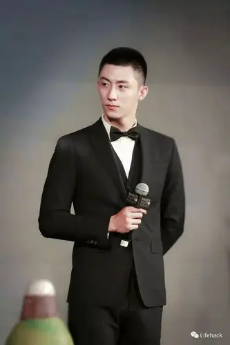 穿正装的黄景瑜,简直就是行走的荷尔蒙