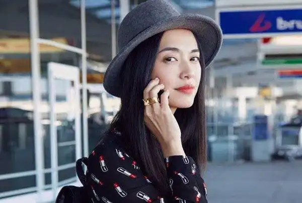 41岁姚晨现身村口真实素颜曝光与精修图差距大路人没认出来