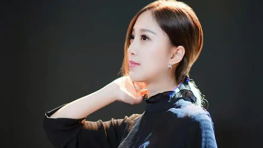 美女翻唱刘欢一首温婉柔美的思乡曲《弯弯的月亮》超级耐听