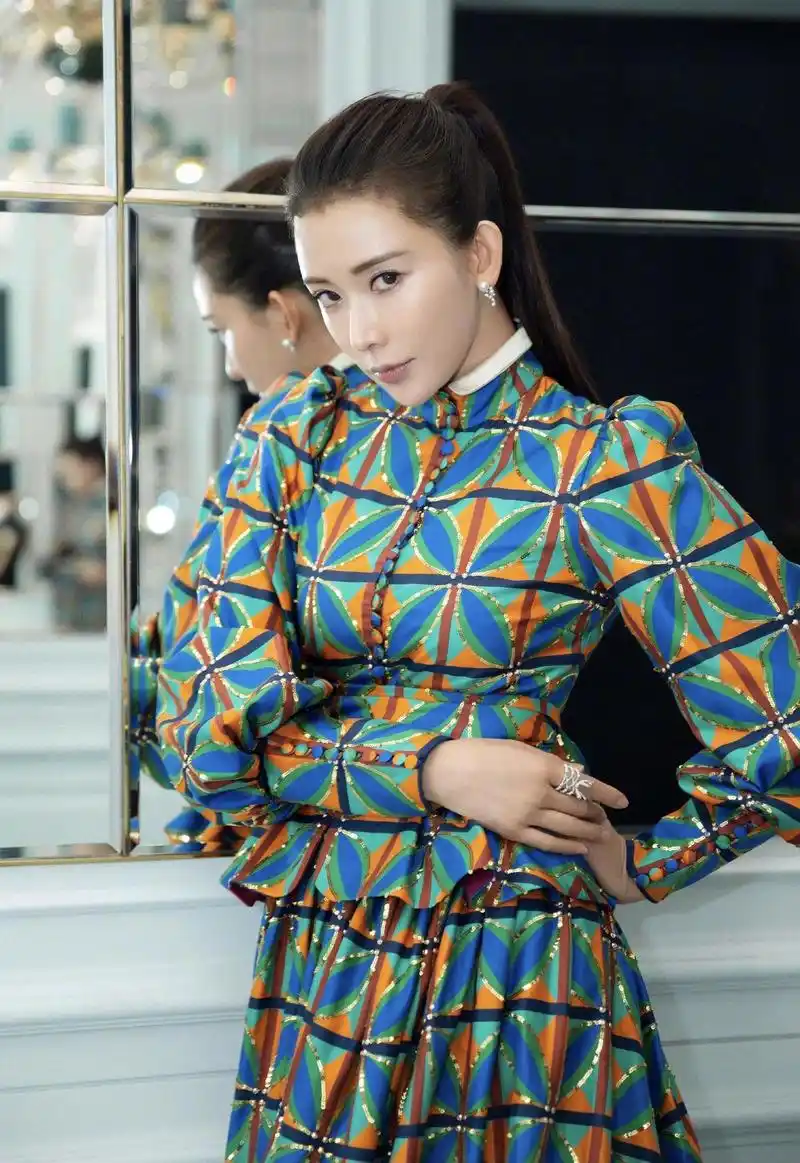 原创日本媳妇林志玲真美穿一袭印花图案连衣裙高级感满分漂亮大气