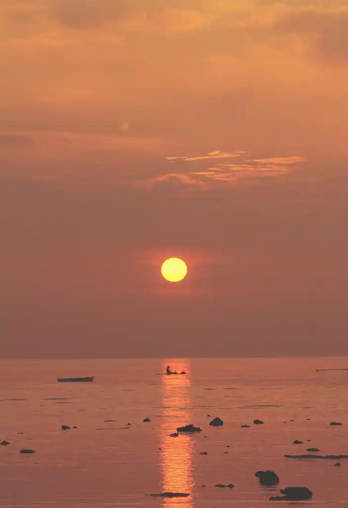 金色的夕阳海,令人惊叹金黄色的夕阳,在大海和天空捕鱼船漂浮