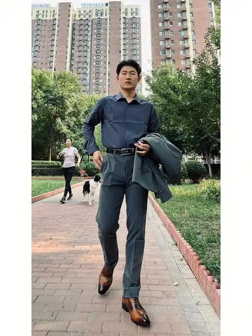 我身高178cm,体重140斤,穿2xl大小正好.