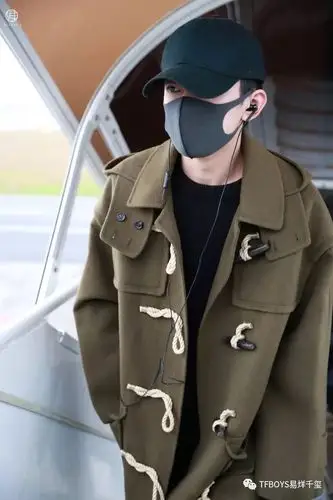 今天的易烊千玺身穿bv羊角大衣破洞裤再现江湖