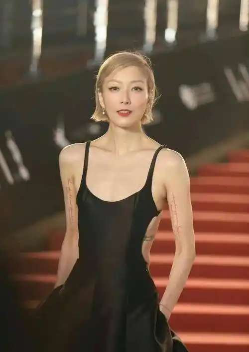 郑秀文红毯争艳,穿黑色吊带连衣裙秀手臂肌肉,美成焦点_身材_时尚