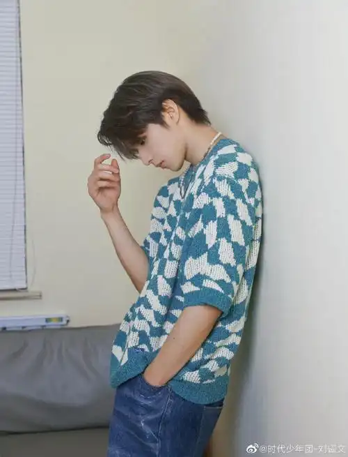 刘耀文海边侧颜随拍##刘耀文海边侧颜怼脸拍