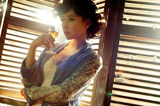 贾青饰演名媛孟美茹