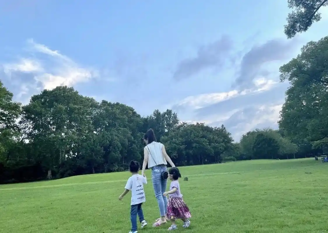 郭富城娇妻晒带娃日常,俩女儿穿着可爱萌人,紧抱妈妈大腿感情深