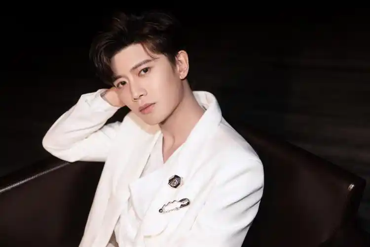 任嘉伦白色西装写真,图片,壁纸-桌酷