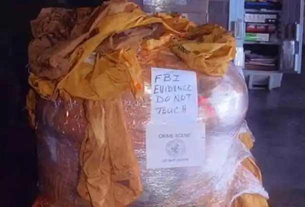 为了让自己不会缺氧,麦克还用纸板做了一个吸管插通了一个空隙,从而