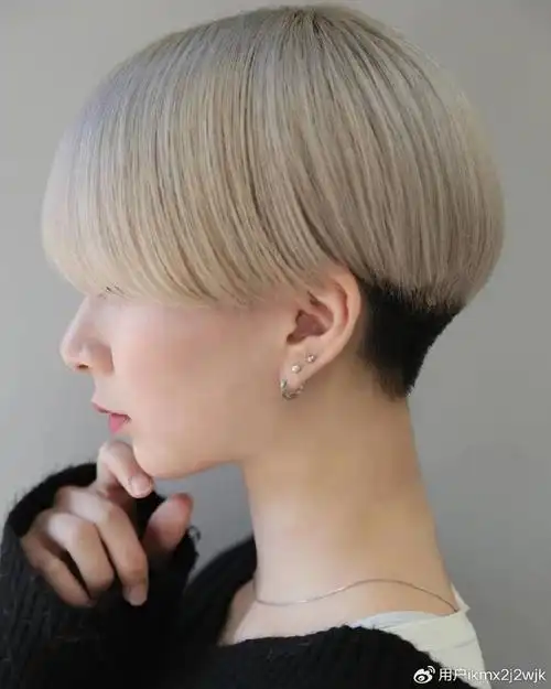 发型剪来剪去,我的最爱还是推后脖短发,利落时尚有质感