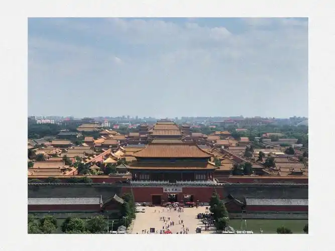 坐落在明清北京城的中轴线上,西临北海,南与故宫神武门隔街相望,是明