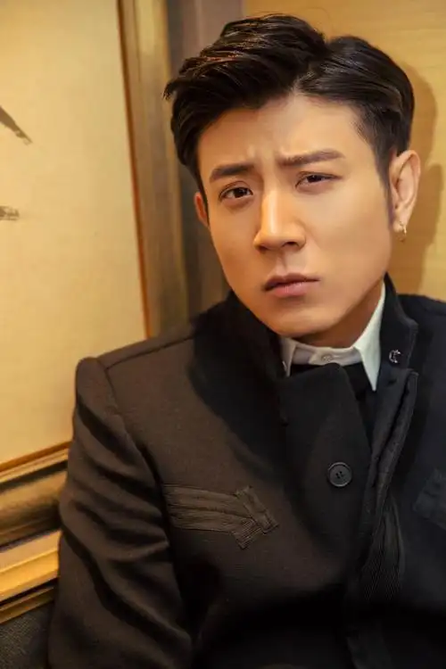 高晓攀复古写真曝光 帅气演绎不羁撩人