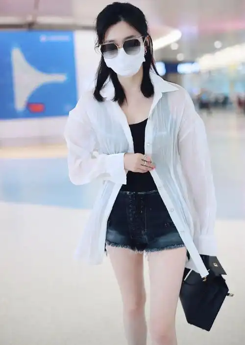 江疏影高调现身,穿绑带热裤秀"香肠腿",配轻薄衬衫时髦又抢眼