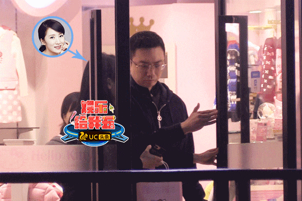 李念与富商老公合体逛街 林和平拎包牵老婆超会宠