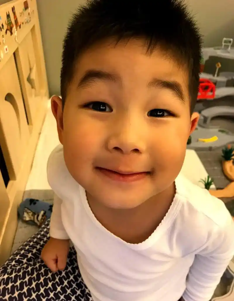 沙溢告诫儿子吃太多巧克力会上火,尼莫一句话显智商,逗笑网友!