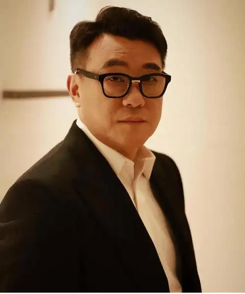 演员何冰为何结婚几十年零绯闻看看妻子是谁就知道了