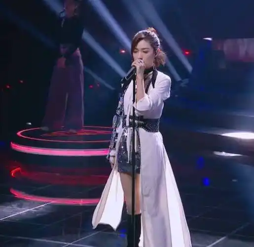 万茜右胳膊受伤,坚持上台表演,当她不自觉举起受伤的手臂,哭了_李斯