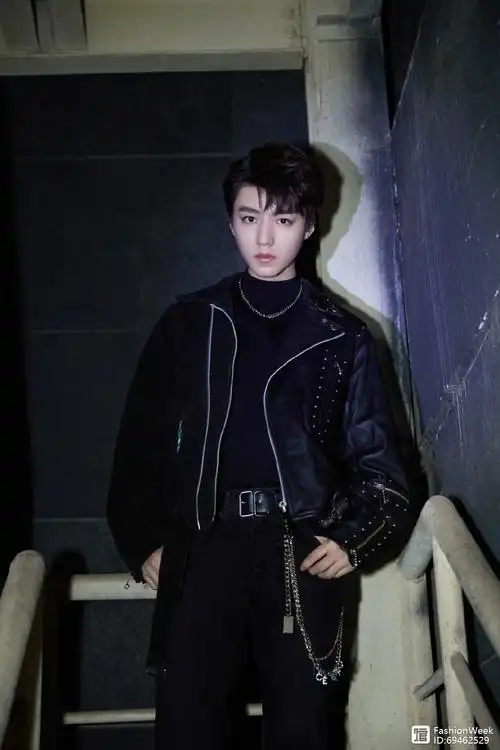 王俊凯是"舞台王者"吧?穿帅气黑皮衣,吉他弹唱迷倒一片女粉