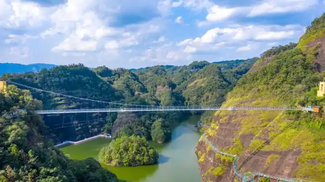 从武汉出发自驾三个小时来到位于九江修水东浒寨景区.