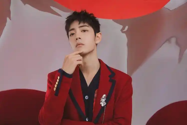 肖战壁纸跨年晚会壁纸来咯红色夹克搭配双g搭扣腰带