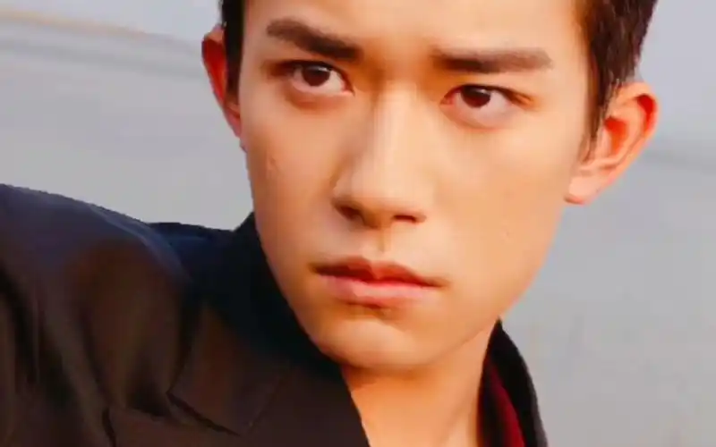 他是易烊千玺,是小北,是韦一航,是景浩,是孙均