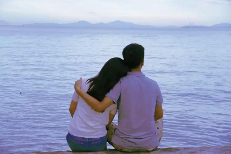 情侣 海边 唯美 背影