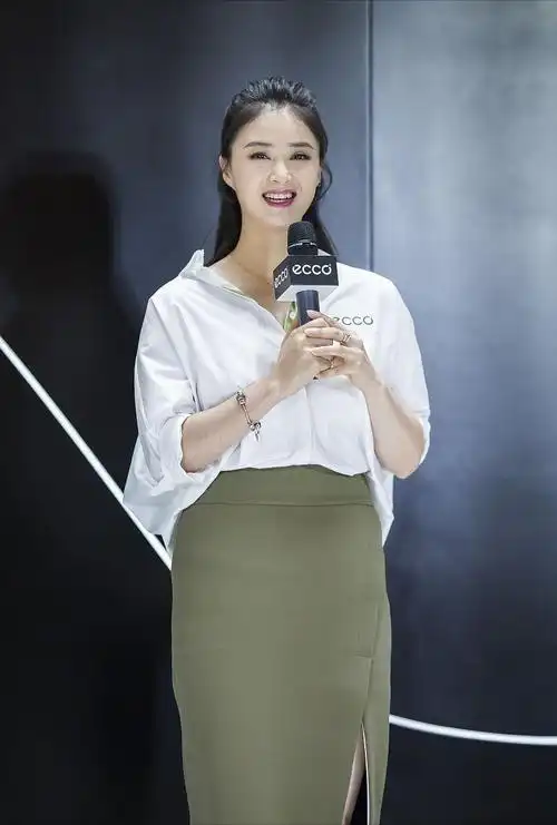 蒋欣发型冲天显出额头,紧身裙穿出立体视觉感,身材比颜值要吸睛