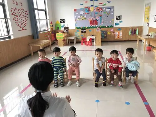 小朋友快坐好,拍拍小手扭扭腰,跺跺脚点头笑,老师我们坐好了.