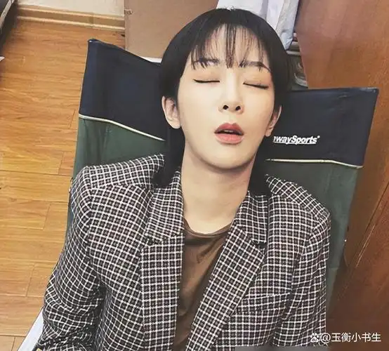演员休息时都在干嘛?第一张我忍住了,看到杨紫这张真是笑掉了牙
