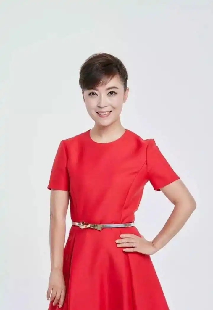 庞晓戈这一主持也就主持了20多年,她充满亲和力的风格,为她赢得了几乎