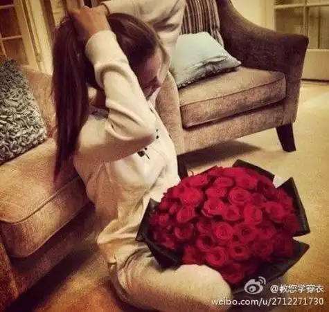 嘴叼玫瑰花情侣头像嘴叼玫瑰情侣头像图片