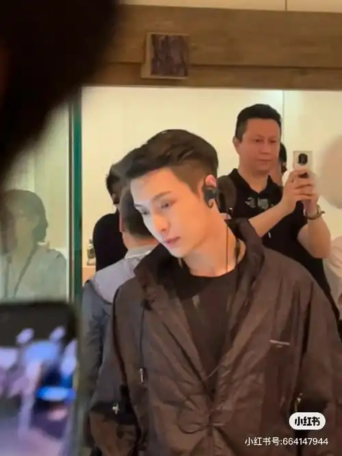 张艺兴[超话]#全敦煌都在偶遇张艺兴!  小94cr:ovo