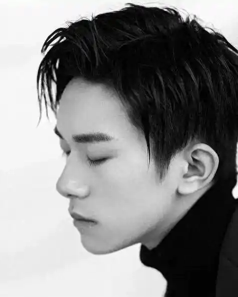 易烊千玺闭眼侧颜时光静谧青春如画