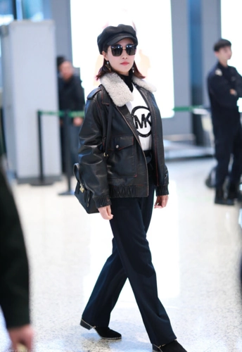 蓝盈莹黑色皮衣搭配阔腿裤帅气而且时尚气质得到提升