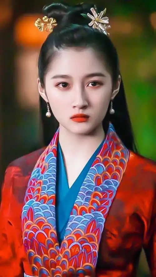 关晓彤对自己蜡像的锁骨很满意