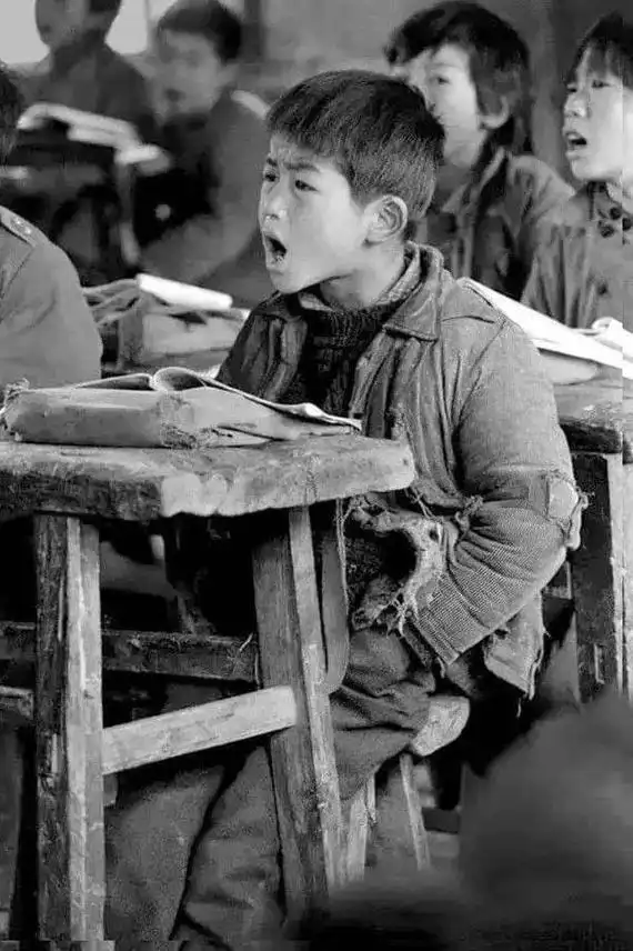 1991年4月,河南省新县八里畈乡王里河小学,孩子们生活艰苦,读书却很