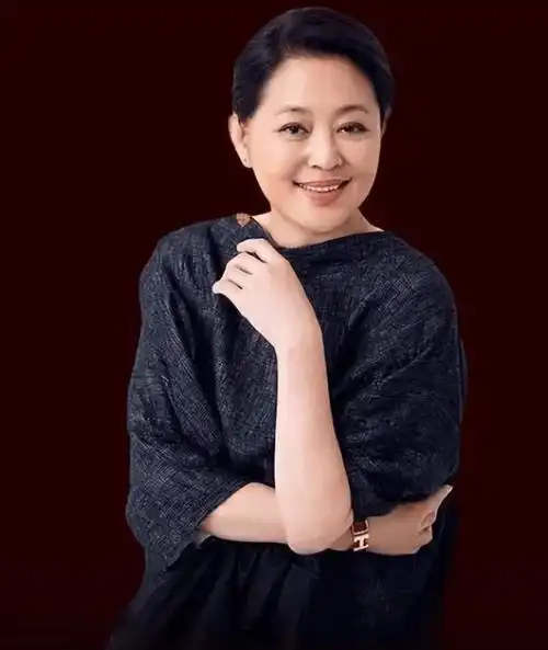 洪晃没说错!直到看见倪萍现状我才明白,伤她最深的人不是陈凯歌