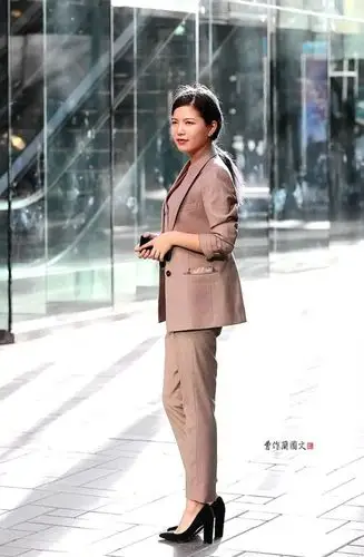 街拍:西装,美女年年穿,年年有不同