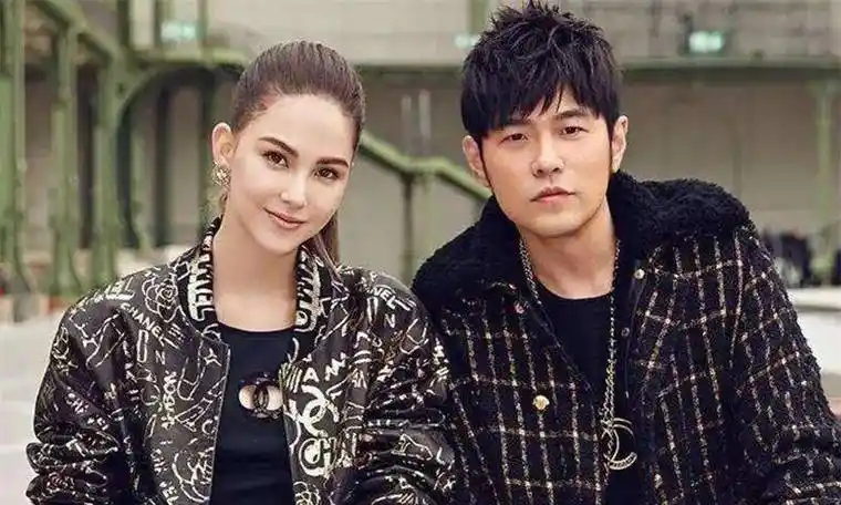 周杰伦躲在人群中拍昆凌,夫妻甜蜜令人羡慕.