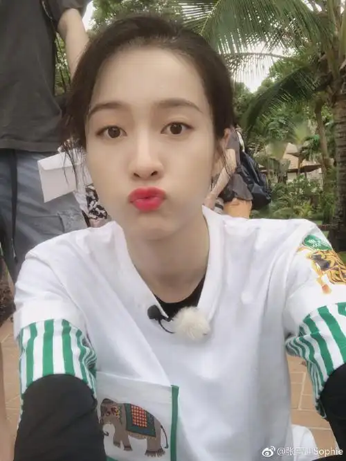 张雪迎和关晓彤同样是长卷发,一个青春靓丽,一个老气像土大妈