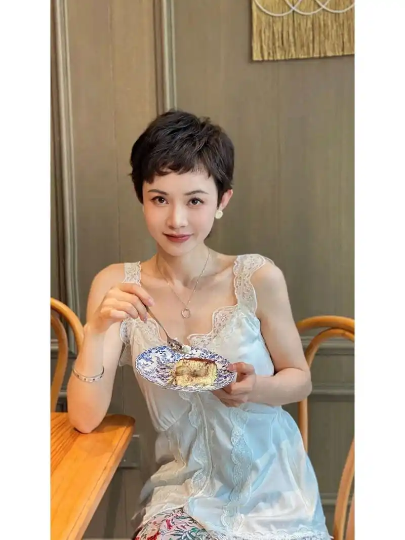 适合小脸 长脸 瓜子脸女生短发 轻奢风女生减龄短发 	 女生一定要尝试