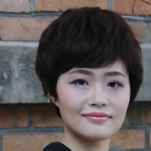 40岁以后的女人头发别乱剪,尽量少留这3种发型,看上去太显老!